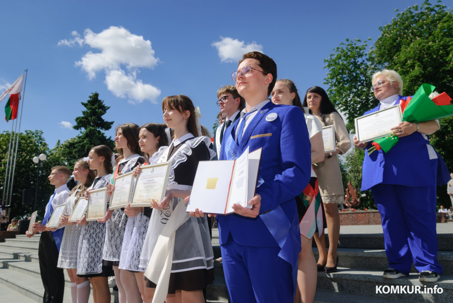 23.05.2026. Площадь Победы. Торжественная линейка и последний звонок для выпускников школ 2026 года.