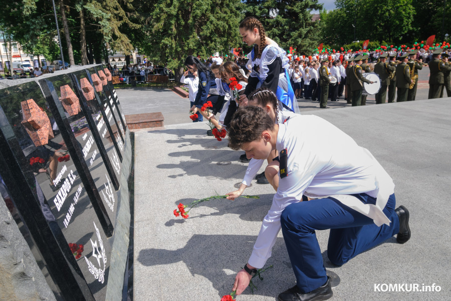 23.05.2026. Площадь Победы. Торжественная линейка и последний звонок для выпускников школ 2026 года.