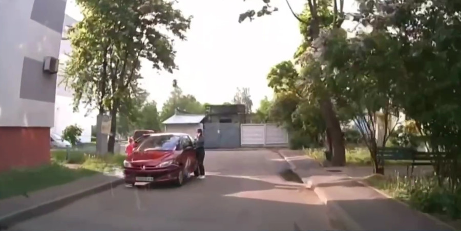 В Бобруйске 5-летняя девочка выбежала из-за припаркованной машины и попала под колеса (видео) 