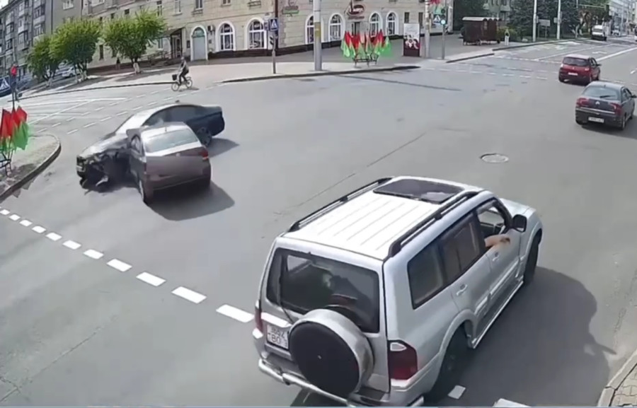 Опубликованы кадры столкновения BMW и VW Polo в Бобруйске. Официальная версия ГАИ отличается от показаний свидетелей (видео)