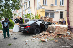 Сильная авария в Бобруйске: водитель BMW, уходя от столкновения, снес фонарь, дерево и арку жилого дома (видео)