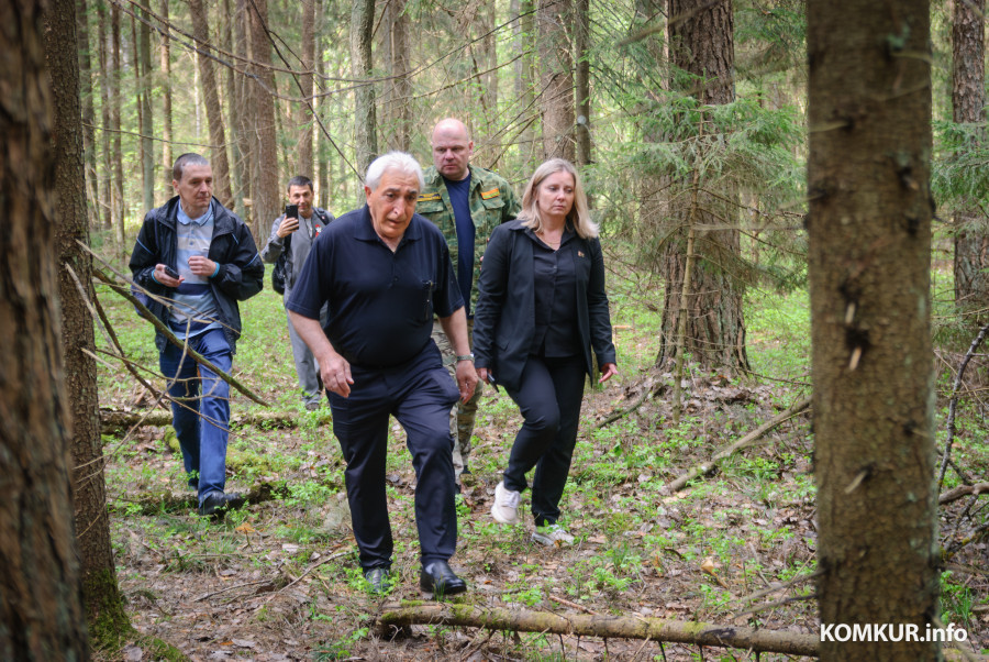 08.05.2026. Столпище, Кировский район, Беларусь. Агабекян Альберт Суренович и Суренян Гегам Альбертович, родственники красноармейца Агабекяна Сергея Михайловича, погибшего 28 июня 1944 года в боях за освобождение Беларуси, посетили место его гибели и место упокоения в деревне Столпище Кировского района.