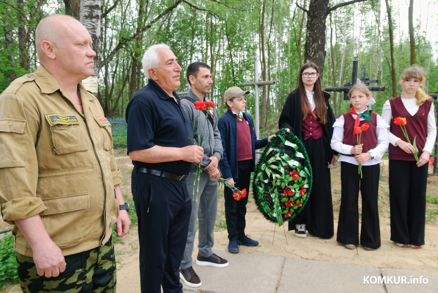 08.05.2026. Столпище, Кировский район, Беларусь. Агабекян Альберт Суренович и Суренян Гегам Альбертович, родственники красноармейца Агабекяна Сергея Михайловича, погибшего 28 июня 1944 года в боях за освобождение Беларуси, посетили место его гибели и место упокоения в деревне Столпище Кировского района.