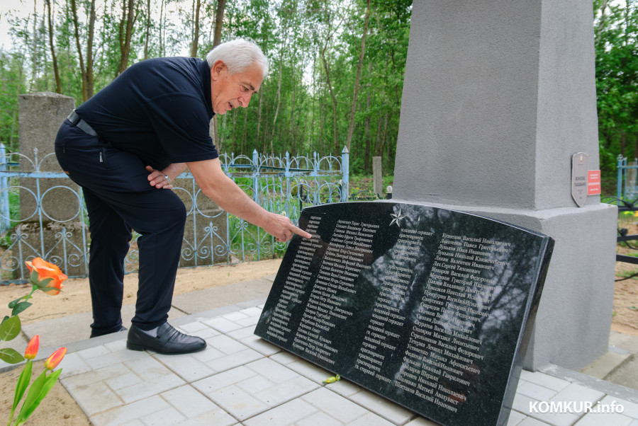 08.05.2026. Столпище, Кировский район, Беларусь. Агабекян Альберт Суренович и Суренян Гегам Альбертович, родственники красноармейца Агабекяна Сергея Михайловича, погибшего 28 июня 1944 года в боях за освобождение Беларуси, посетили место его гибели и место упокоения в деревне Столпище Кировского района.