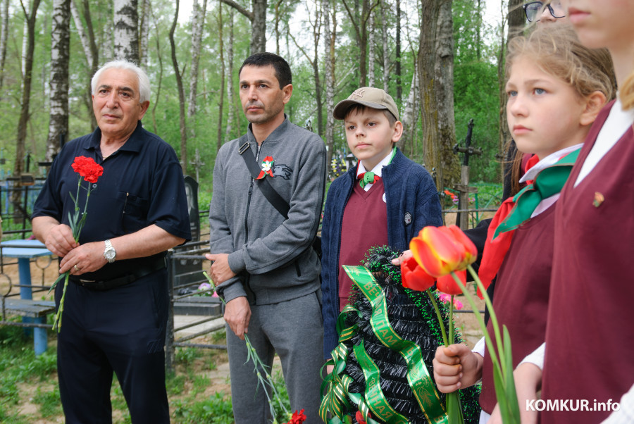 08.05.2026. Столпище, Кировский район, Беларусь. Агабекян Альберт Суренович и Суренян Гегам Альбертович, родственники красноармейца Агабекяна Сергея Михайловича, погибшего 28 июня 1944 года в боях за освобождение Беларуси, посетили место его гибели и место упокоения в деревне Столпище Кировского района.
