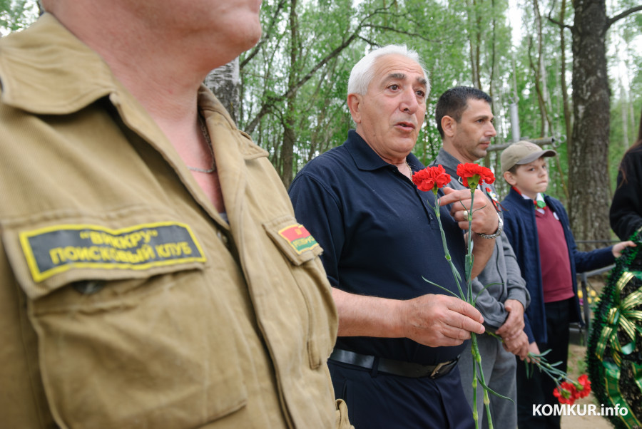 08.05.2026. Столпище, Кировский район, Беларусь. Агабекян Альберт Суренович и Суренян Гегам Альбертович, родственники красноармейца Агабекяна Сергея Михайловича, погибшего 28 июня 1944 года в боях за освобождение Беларуси, посетили место его гибели и место упокоения в деревне Столпище Кировского района.