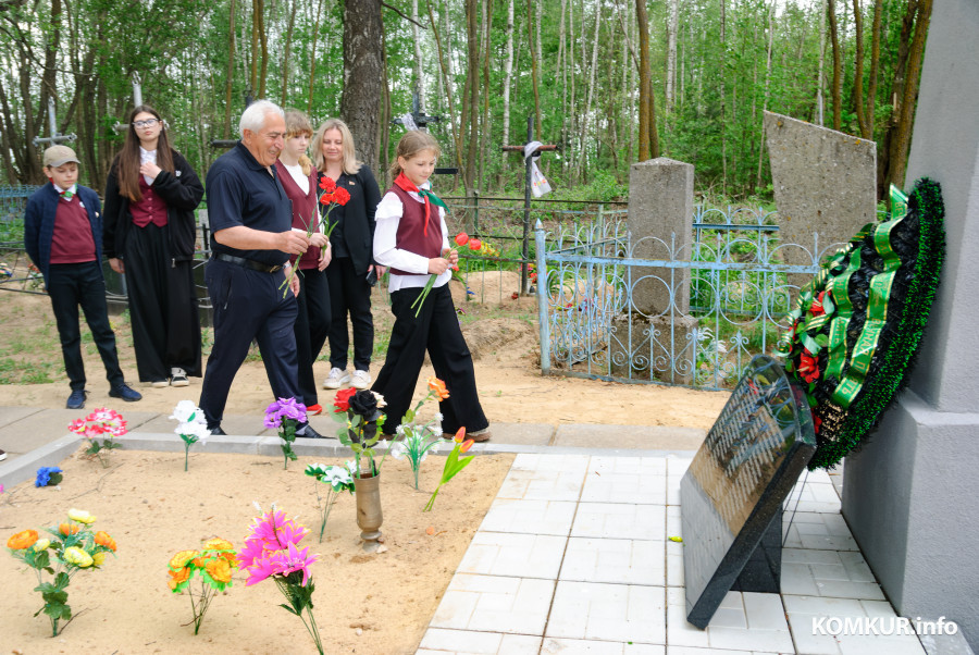 08.05.2026. Столпище, Кировский район, Беларусь. Агабекян Альберт Суренович и Суренян Гегам Альбертович, родственники красноармейца Агабекяна Сергея Михайловича, погибшего 28 июня 1944 года в боях за освобождение Беларуси, посетили место его гибели и место упокоения в деревне Столпище Кировского района.