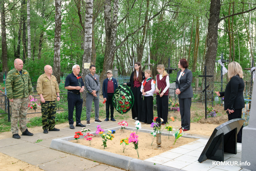 08.05.2026. Столпище, Кировский район, Беларусь. Агабекян Альберт Суренович и Суренян Гегам Альбертович, родственники красноармейца Агабекяна Сергея Михайловича, погибшего 28 июня 1944 года в боях за освобождение Беларуси, посетили место его гибели и место упокоения в деревне Столпище Кировского района.