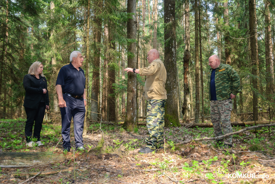 08.05.2026. Столпище, Кировский район, Беларусь. Агабекян Альберт Суренович и Суренян Гегам Альбертович, родственники красноармейца Агабекяна Сергея Михайловича, погибшего 28 июня 1944 года в боях за освобождение Беларуси, посетили место его гибели и место упокоения в деревне Столпище Кировского района.