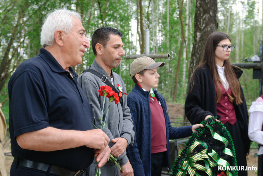 08.05.2026. Столпище, Кировский район, Беларусь. Агабекян Альберт Суренович и Суренян Гегам Альбертович, родственники красноармейца Агабекяна Сергея Михайловича, погибшего 28 июня 1944 года в боях за освобождение Беларуси, посетили место его гибели и место упокоения в деревне Столпище Кировского района.