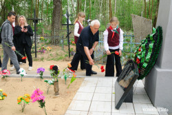 Родным найденного под Бобруйском бойца передали медаль «За отвагу». В Беларусь они приехали из Армении