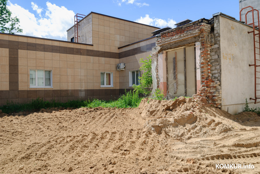 26.05.2026. Больница скорой медицинской помощи, Бобруйск, Беларусь. Продолжается строительство нового хирургического корпуса Бобруйской городской больницы скорой медицинской помощи имени В.О. Морзона. Проходная галлерея между двух корпусов. 