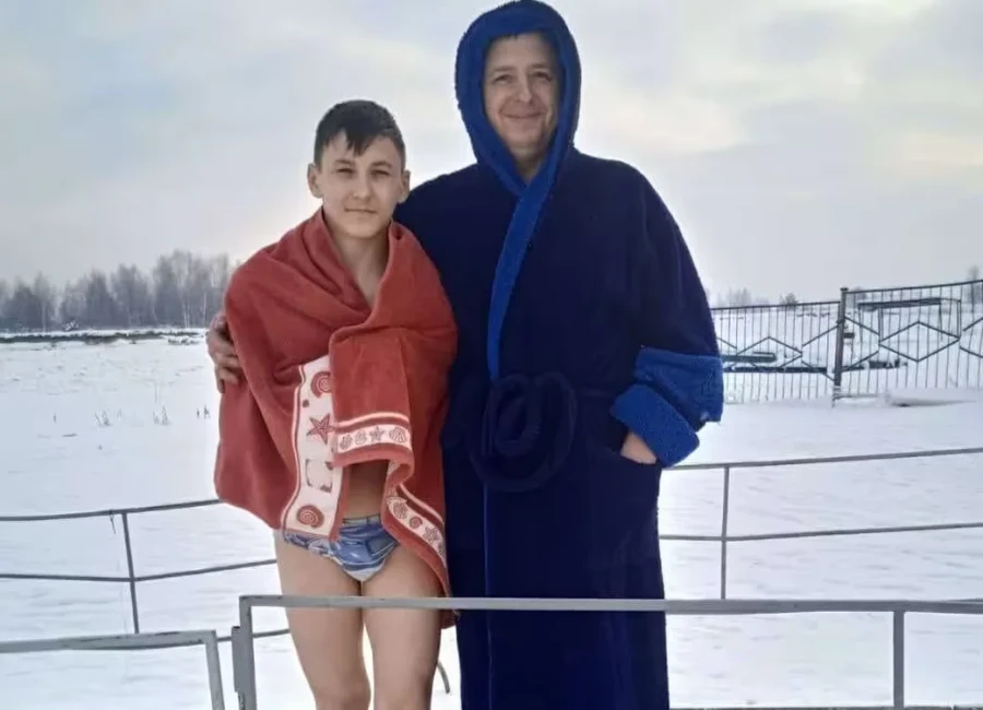 2018 год. Виктор Грищенко с сыном Андреем на Крещение.