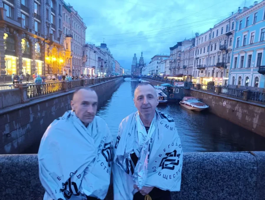После марафона «Белые ночи» в Питере. Виктор Грищенко справа.