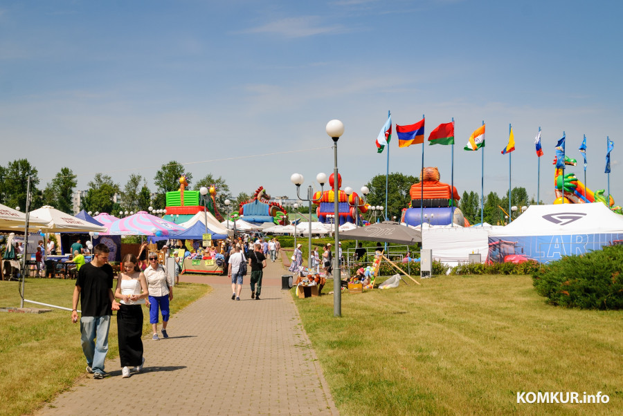 27.06.2026. Площадка ХК «Бобруйск». XVIII Международный фестиваль народного творчества «Венок дружбы». Спортивные площадки и флешмоб «639 тонн силы города Бобруйска».