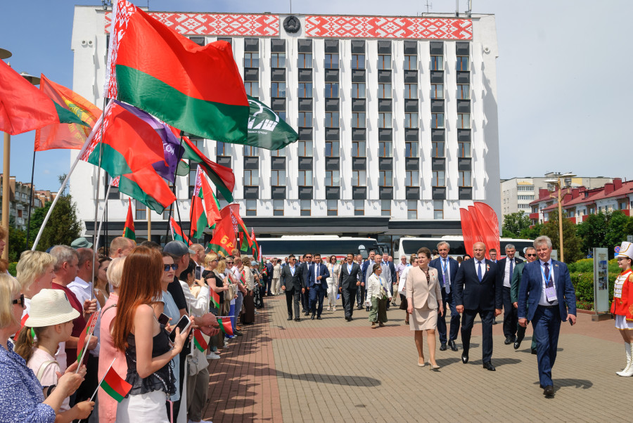 27.06.2026. Площадь им. В.И.Ленина. XVIII Международный фестиваль народного творчества «Венок дружбы». Открытие стел на Аллее городов-побратимов.