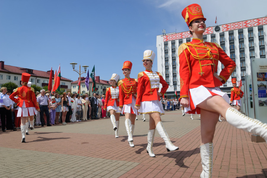 27.06.2026. Площадь им. В.И.Ленина. XVIII Международный фестиваль народного творчества «Венок дружбы». Открытие стел на Аллее городов-побратимов.