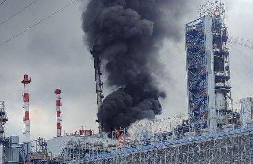В Тюмени загорелся нефтеперерабатывающий завод