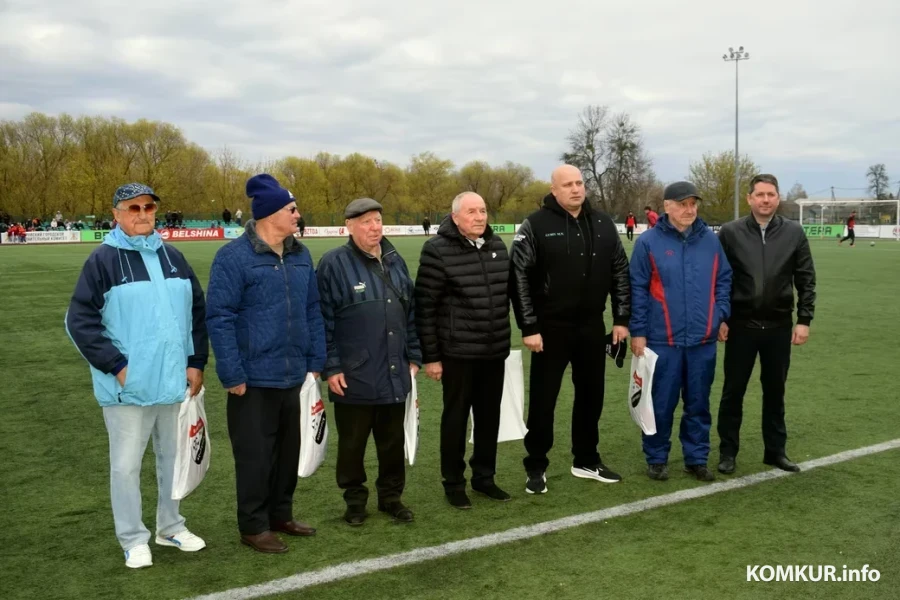 10.04.2026, Бобруйск, стадион им. А.Прокопенко. Директор ФК «Белшина» Виталий Былинин (крайний справа) и председатель Бобруйского горисполкома Максим Гурин (третий справа) поздравляют ветеранов бобруйского футбола (слева направо): Виктор Попов, Олег Волох, Владимир Бубновский, Виктор Нестеров, Николай Евсикевич. Фото: Денис Носов.