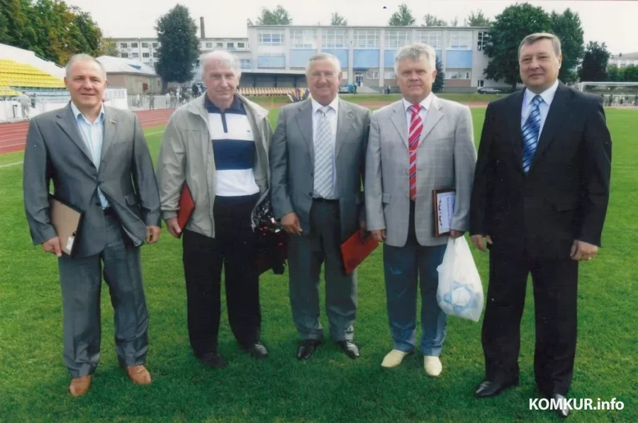 2011 г., стадион «Спартак» в Бобруйске. Праздник в честь 100-летия белорусского футбола. Слева направо: Теймураз Бочоришвили, директор ОАО «Славянка», Николай Евсикевич, директор СК «Шинник», Виктор Попов, директор ДЮСШ «Спартак», Александр Непогодин, директор ЗАО «Бобруйскмебель», Александр Боровский, директор СК «Славянка».