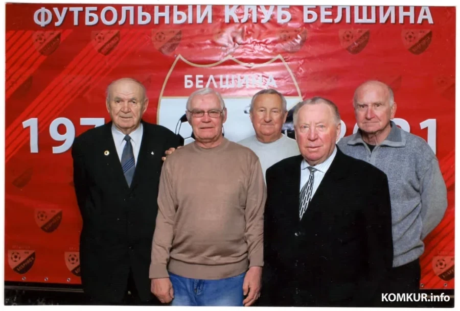 2021 г. Празднование 45-летия ФК «Белшина». Слева направо: арбитр Владимир Вяткин, главный тренер «Шинника»-«Белшины» Олег Волох, тренер «Белшины» (1996-97) Виктор Попов, администратор «Шинника» в 1980-х Владимир Бубновский и игрок «Шинника» (1976-80) Николай Евсикевич.