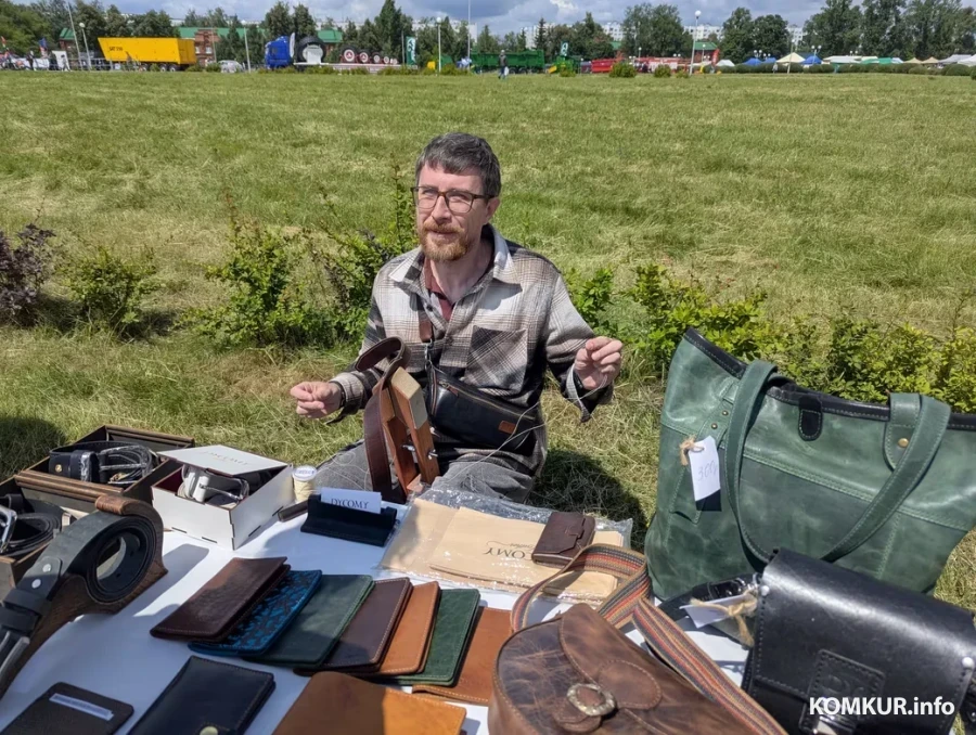Денис Полищук делает ремни, кошельки из натуральной кожи. Фото из архива редакции.