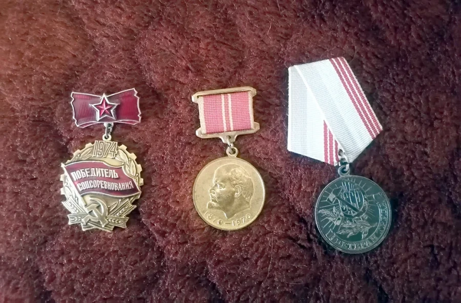 Трудовые награды Ивана Скиндера.