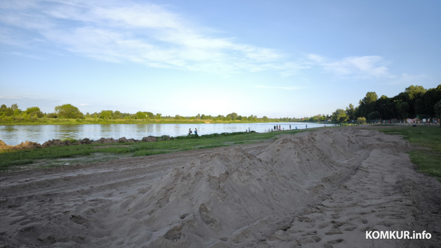 10.06.2026. Бобруйск. Новый песок на центральном городском пляже.