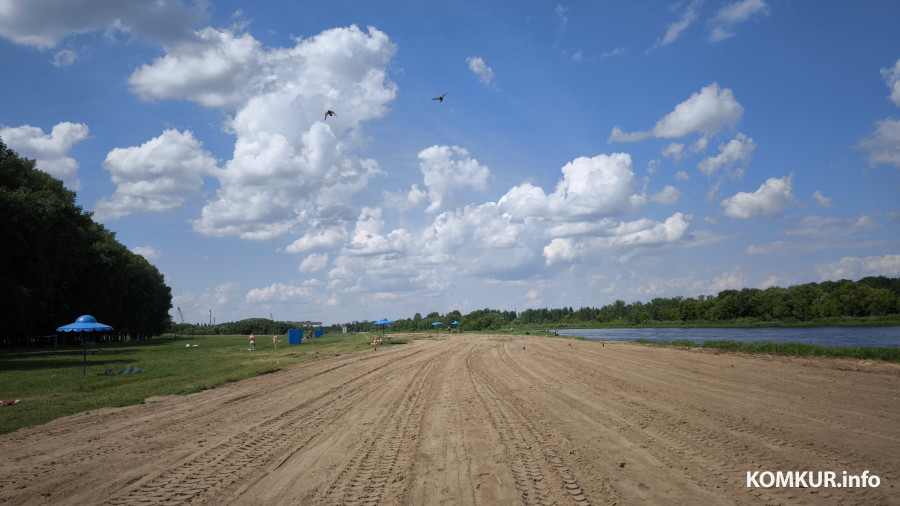 11.06.2026. Бобруйск. Новый песок на центральном городском пляже.