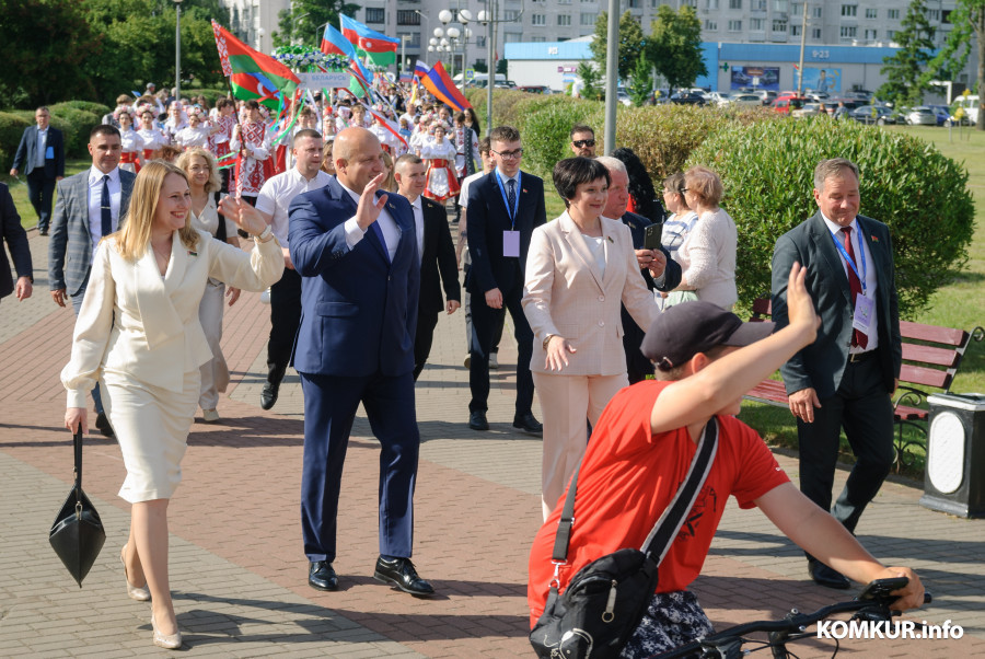 26.06.2026. Социалистическая – Минская – Карбышева.. XVIII Международный фестиваль народного творчества «Венок дружбы». Праздничное шествие участников фестиваля, официальных делегаций «Сузор'е кветак».