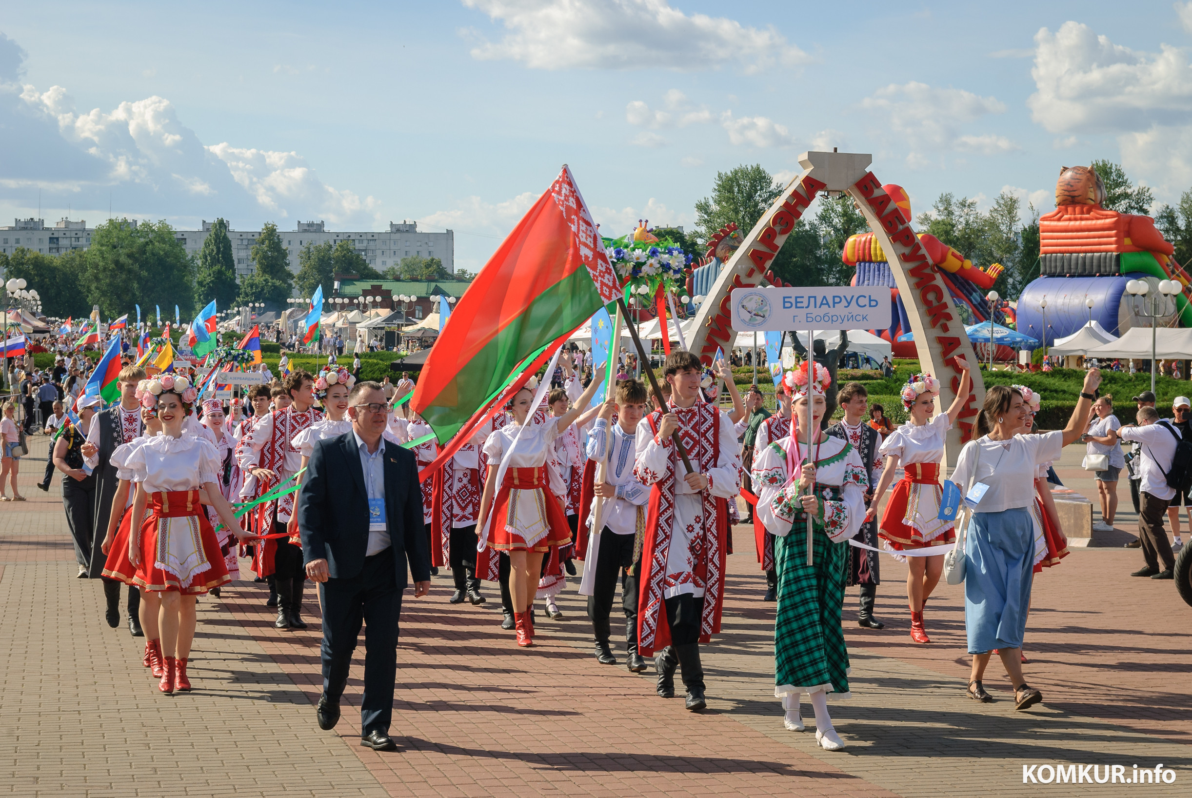 26.06.2026. Социалистическая – Минская – Карбышева.. XVIII Международный фестиваль народного творчества «Венок дружбы». Праздничное шествие участников фестиваля, официальных делегаций «Сузор'е кветак».