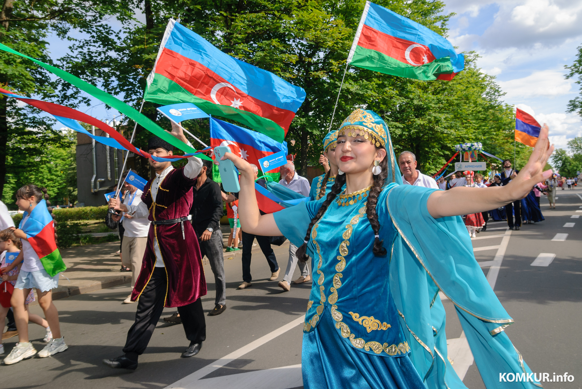 26.06.2026. Социалистическая – Минская – Карбышева.. XVIII Международный фестиваль народного творчества «Венок дружбы». Праздничное шествие участников фестиваля, официальных делегаций «Сузор'е кветак».