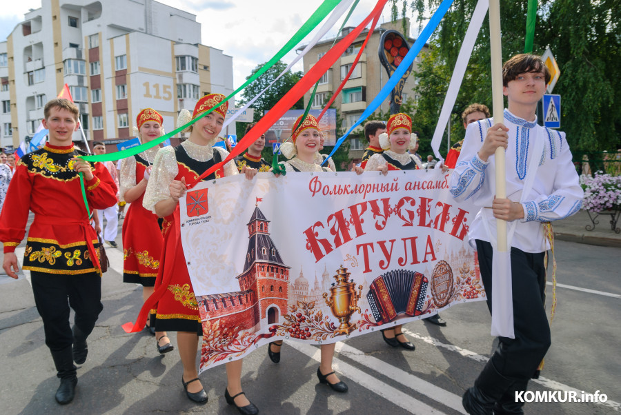 26.06.2026. Социалистическая – Минская – Карбышева.. XVIII Международный фестиваль народного творчества «Венок дружбы». Праздничное шествие участников фестиваля, официальных делегаций «Сузор'е кветак».