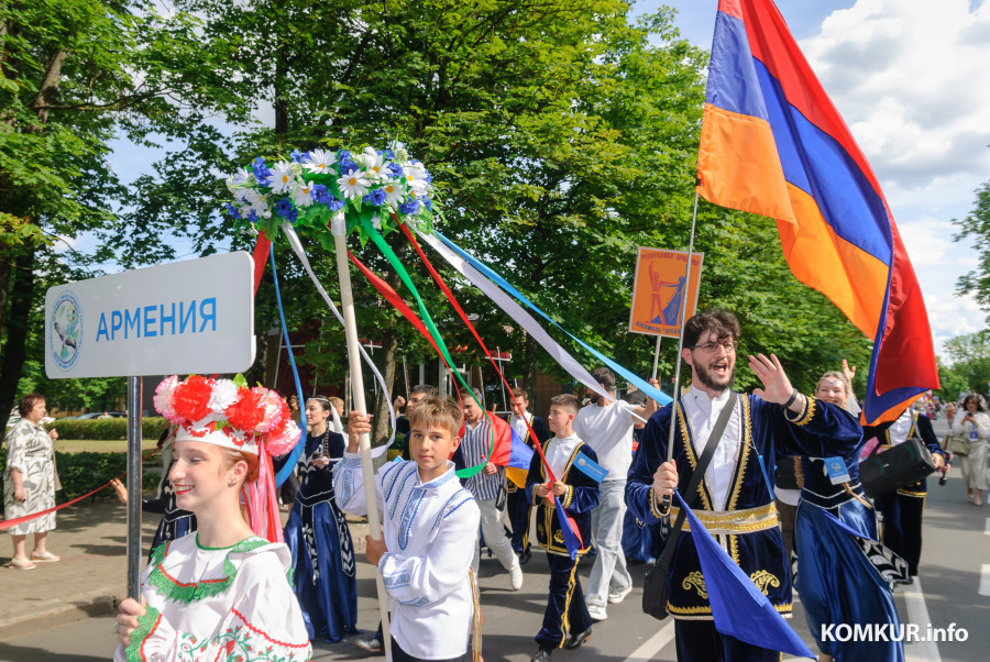 26.06.2026. Социалистическая – Минская – Карбышева.. XVIII Международный фестиваль народного творчества «Венок дружбы». Праздничное шествие участников фестиваля, официальных делегаций «Сузор'е кветак».