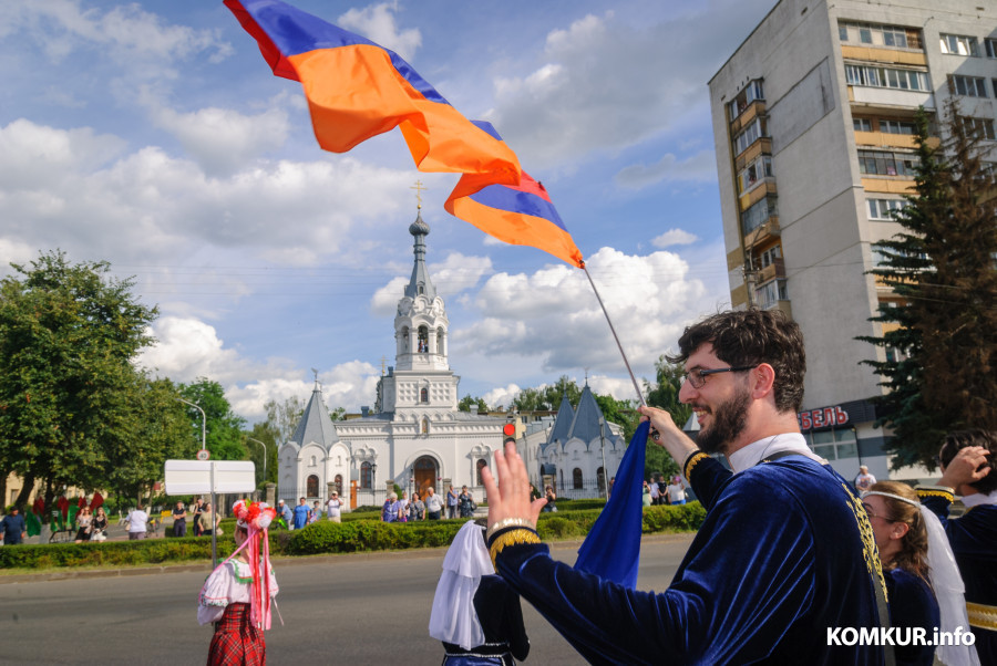 26.06.2026. Социалистическая – Минская – Карбышева.. XVIII Международный фестиваль народного творчества «Венок дружбы». Праздничное шествие участников фестиваля, официальных делегаций «Сузор'е кветак».