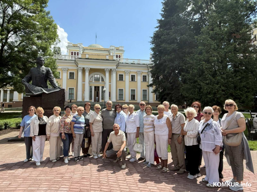 Поездка бобруйских ветеранов на Гомельщину. Благоухающие на улицах цветы, знаменитый дворец и мемориальный комплекс «Ола»