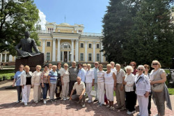 Поездка бобруйских ветеранов на Гомельщину. Благоухающие на улицах цветы, знаменитый дворец и мемориальный комплекс «Ола»