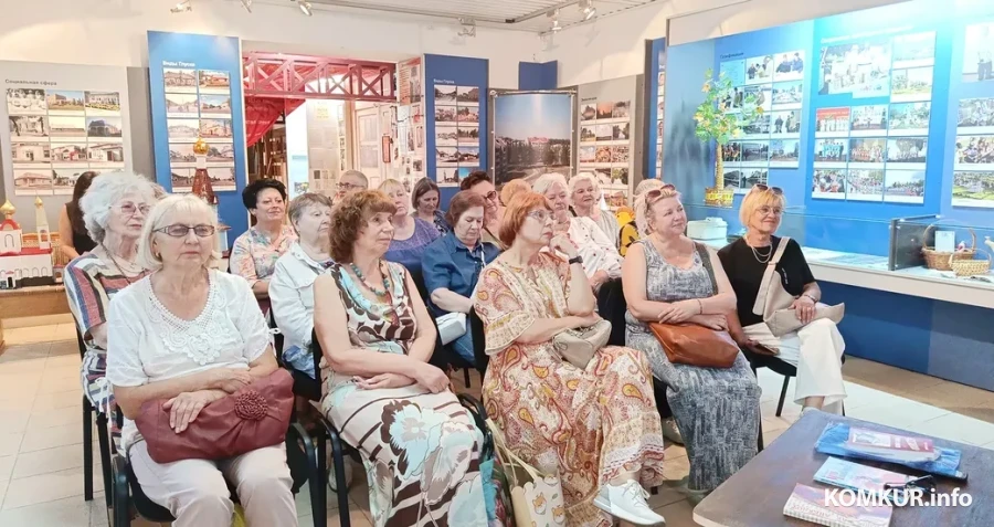 24.06.2026 г. Глуск. Бобруйские педагоги-ветераны в Глусском краеведческом музее на встрече с Наумом Сандомирским.