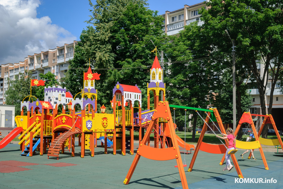 25.06.2026. 41, улица Максима Горького, Ленинский район, Бобруйск, Могилёвская область, 213800, Беларусь. Новая детская и спортивная площадки открыты во дворе дома на ул. Горького, 41.