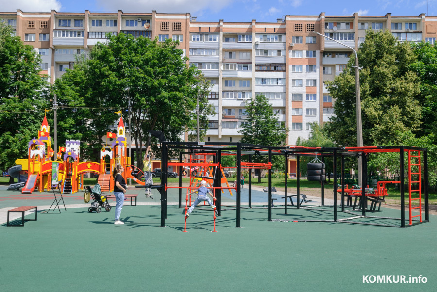 Мультитурник и два замка. Новая детская и спортивная площадка в Бобруйске