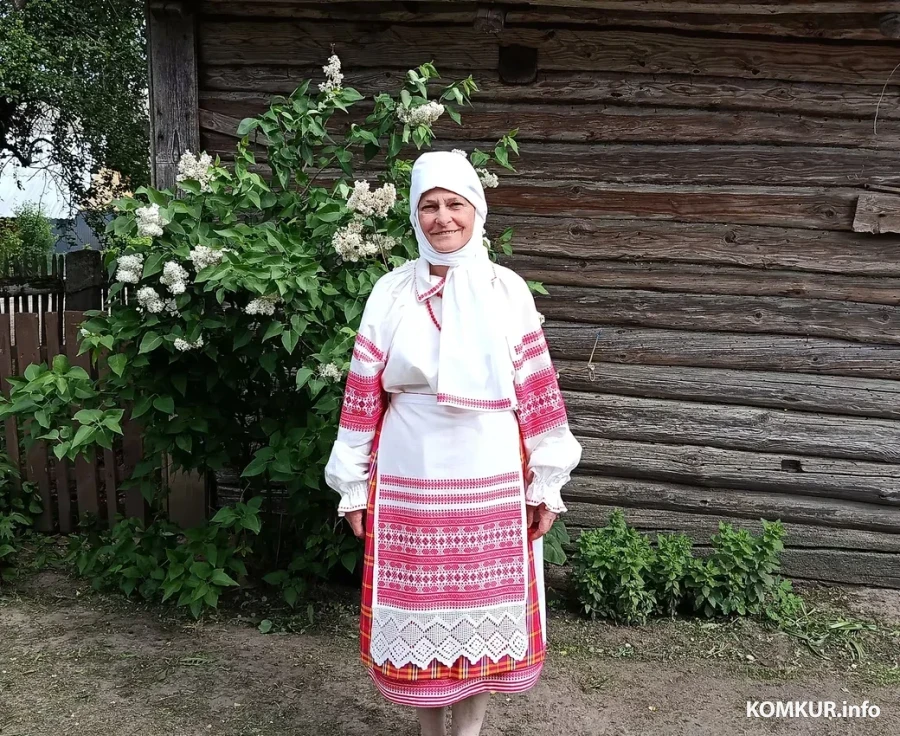 Июнь 2026 г. Деревня Заполье Глусский район. Марина Алексеевна в белорусском национальном костюме, который она сшила и вышила сама.