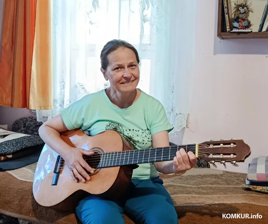 Июнь 2026 г. Деревня Заполье Глусский район. Марина Алексеевна играет на разных музыкальных инструментах.