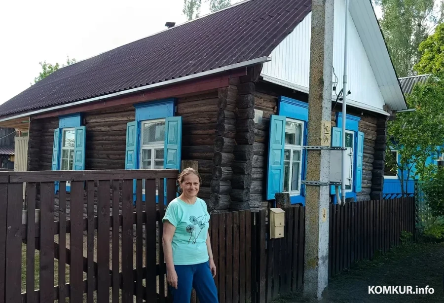 Июнь 2026 г. Деревня Заполье Глусский район. Марина Алексеевна возле своего домика.