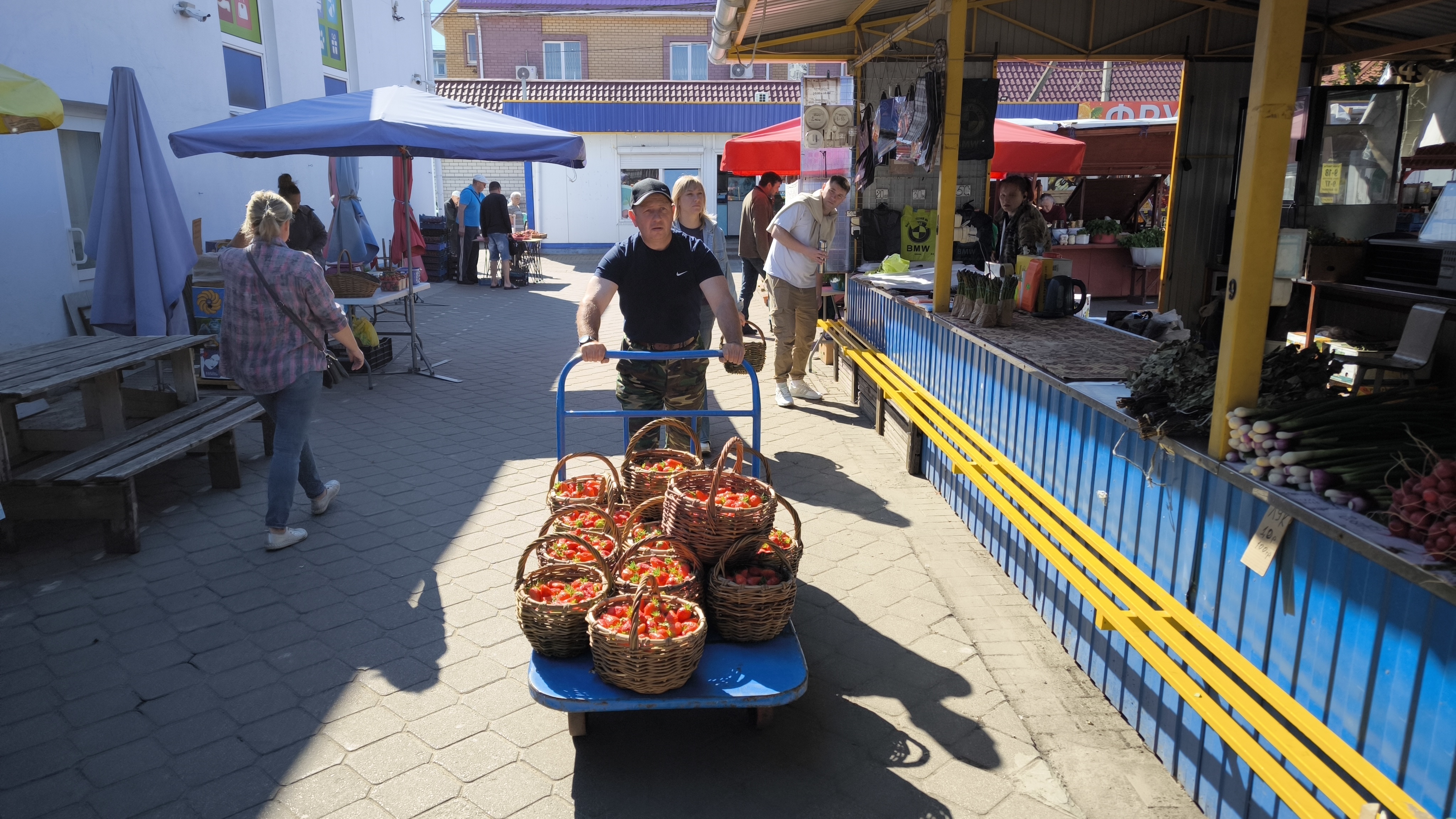 2.06.2026. Бобруйск. Рынок «На Красноармейской», начало клубничного сезона.