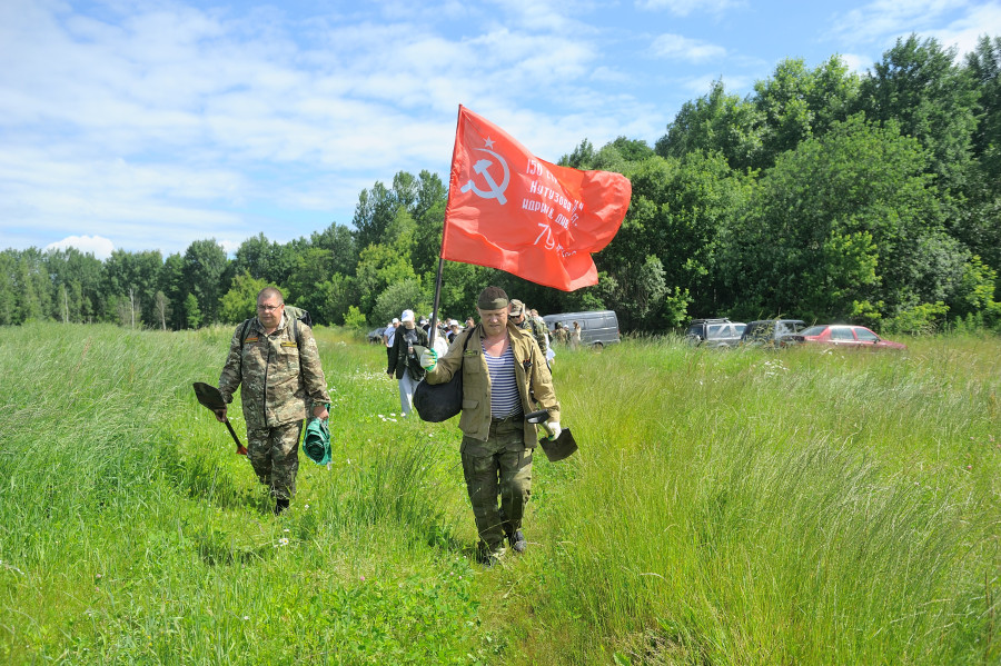 25.06.2026. Бобруйский район, деревня Калинино. Поисковая экспедиция в рамках проекта «Дорогами памяти и славы». Со знаменем – руководитель отряда "Обелиск" Сергей Порозов
