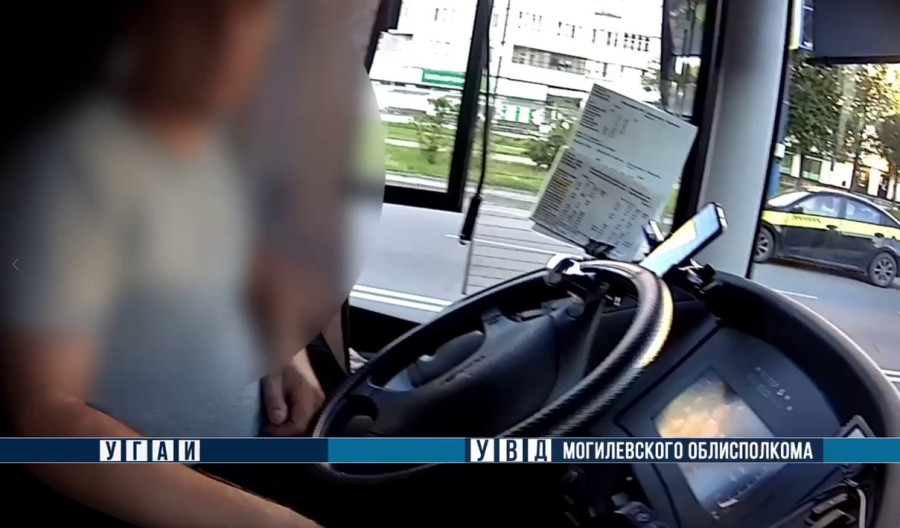 Пьяного водителя автобуса ГАИ сняла с линии на улице Ульяновской в Бобруйске