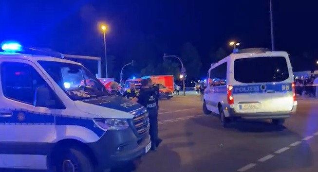 В Берлине автомобиль въехал в толпу людей. Один человек погиб, 15 пострадали