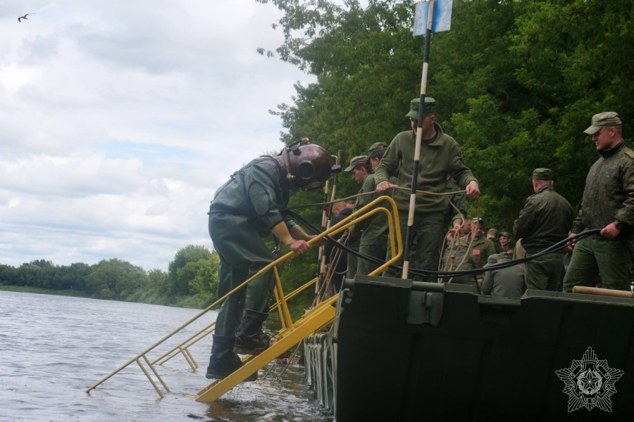 На участке Днепра под Могилевом с 6 по 17 июля проходит сбор водолазных подразделений Вооруженных Сил с участием около 50 водолазов со всей страны, сообщает пресс-служба Министерства обороны Республики Беларусь.