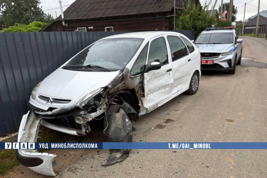 19 июля 2026 года. Водитель купе Mercedes-Benz протаранил микроавтобус Ford Transit с минивэном Citroen под Минском. Фото: ГАИ.