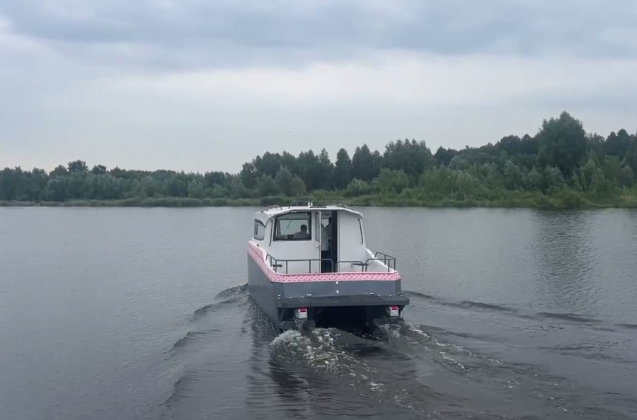 Первый прогулочный электрокатер белорусского производства спустили на воду в Брестском районе (видео)